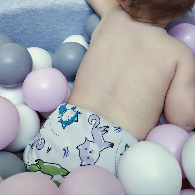 bebe-en-couche-lavable-chez-la-nounou-le-cul-dans-l-herbe