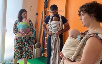 Avoir le bon porte-bébé, c’est bien. Avoir le mode d’emploi, ça change tout.