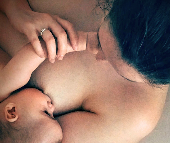 tetee-apaisee-dans-le-bain-maman-bebele-cul-dans-l-herbe