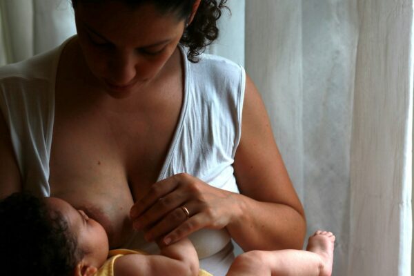 bien-demarrer-son-allaitement-luiza-braunLe-cul-dans-l-herbe