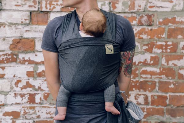 Bébé mal porté = bébé en danger : comment éviter la chute ?